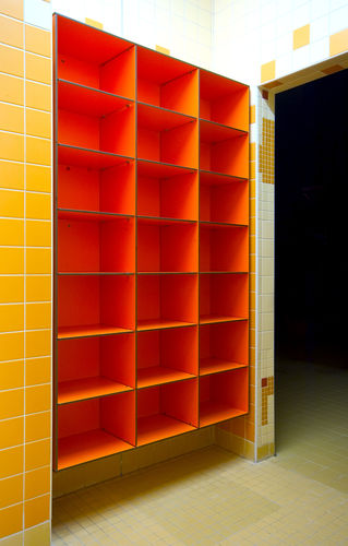 Scaffale per scarpe contemporaneo - Frajt s.r.o. - a muro / in HPL / per uso residenziale