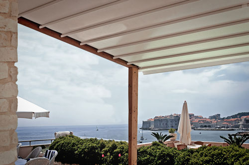Pergola addossata - PARTERRE : SANREMO PATIO - Frigerio Living - in alluminio / con copertura scorrevole in tela PVC