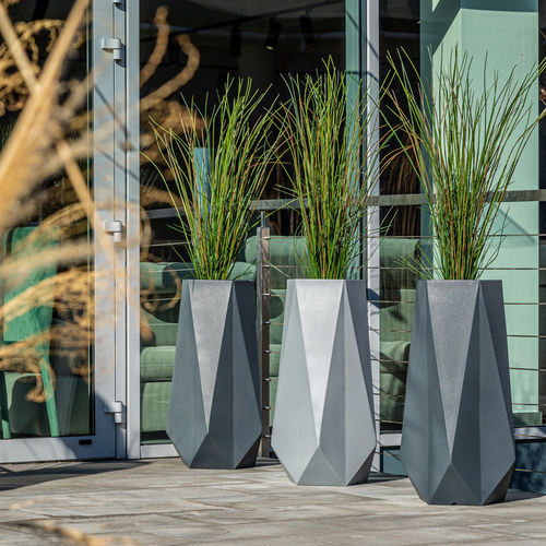 Vaso da giardino in polietilene rotostampato - Pavo - Terra Group - da appoggio / in altezza / per uso domestico