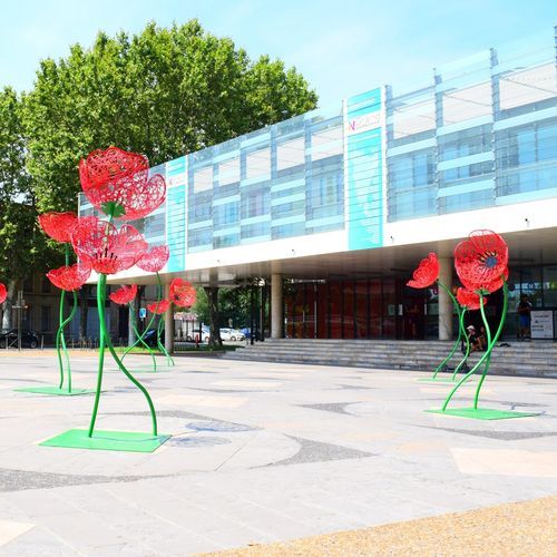 Scultura in fibra di vetro - Flower A 3D - Terra Group - a pavimento / per hotel / per spazi pubblici