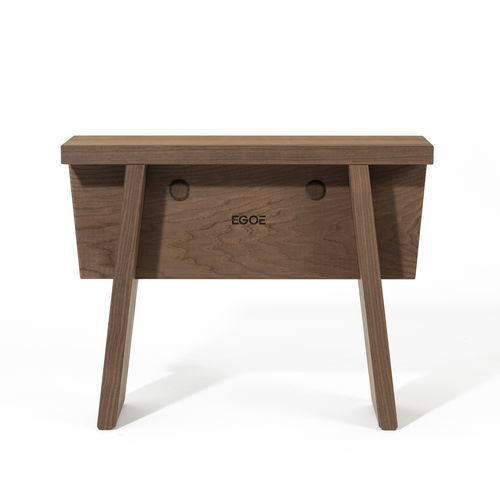 Sgabello contemporaneo - Štok STK120 - egoé - in legno massiccio / in frassino / con supporto in legno