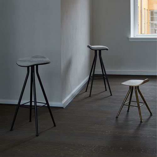 Sgabello da bar contemporaneo - NORR11 - BARFLY - Paustian - in pelle / in rovere / con supporto in ottone