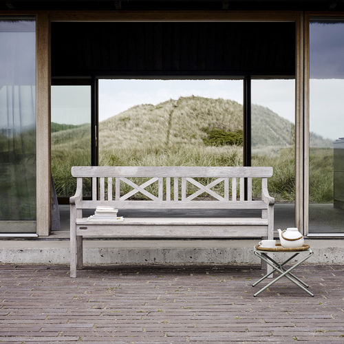 Panca contemporanea - SKAGERAK - DRACHMANN - Paustian - in teak / con schienale / con braccioli
