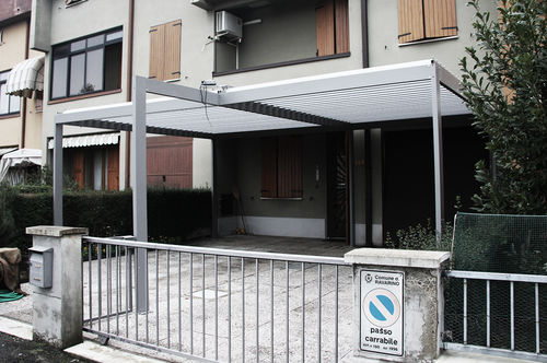 Pergola autoportante - MAPIER GROUP S.R.L. - addossata / in alluminio / a lamelle frangisole