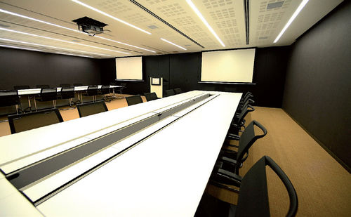 Tavolo da conferenza contemporaneo - IMOVE - WAVEinside - impiallacciato in legno / in HPL / con rotelle