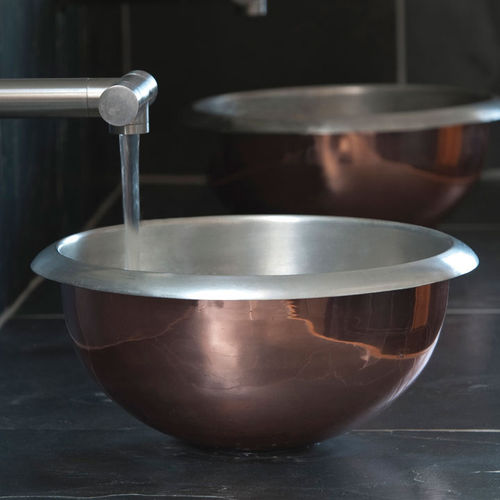 Lavabo da appoggio - CURVA - WILLIAM HOLLAND LTD - in rame / rotondo / contemporaneo