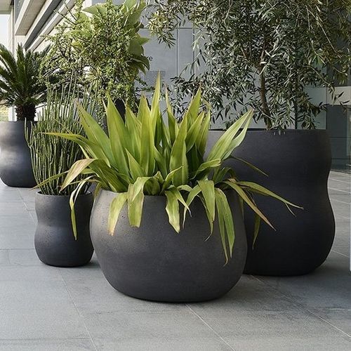 Fioriera in calcestruzzo - Pebble  - Indigenus - rotonda / contemporanea / per hotel