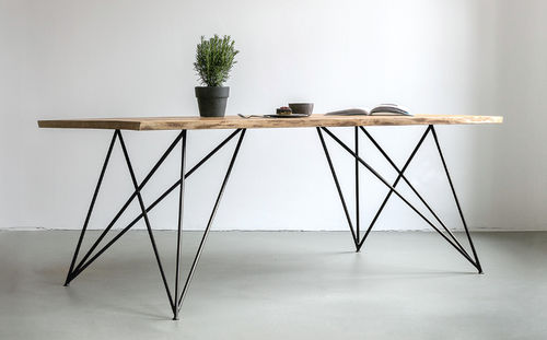 Tavolo da pranzo contemporaneo - SLIM - NUTSANDWOODS - in rovere / in ottone / in ferro