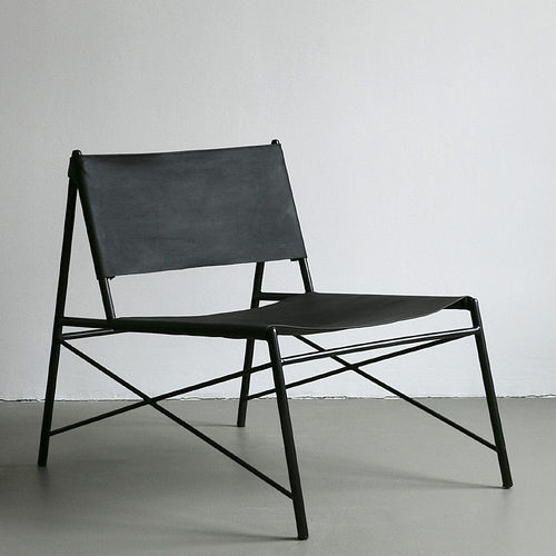 Poltrona contemporanea - NUTSANDWOODS - in pelle / in metallo / nera