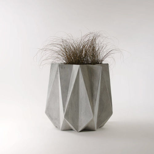 Fioriera in calcestruzzo fibrorinfrozato - KRONEN 65 GREY CONCRETE - Adam Christopher Design - contemporanea / per spazi pubblici / da esterno