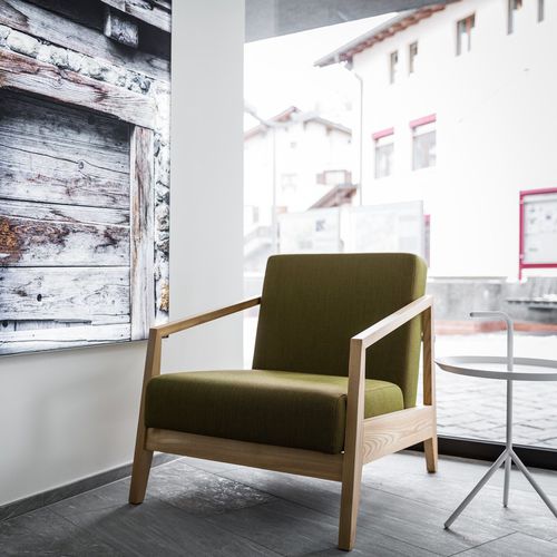 Poltrona contemporanea - COMFY - MINT Furniture - in tessuto / in rovere / in frassino