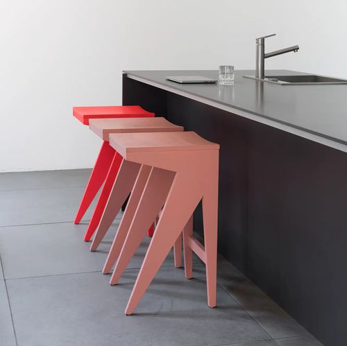Sgabello da bar contemporaneo - SCHULZ - OBJEKTE UNSERER TAGE - in rovere / in frassino / rosso