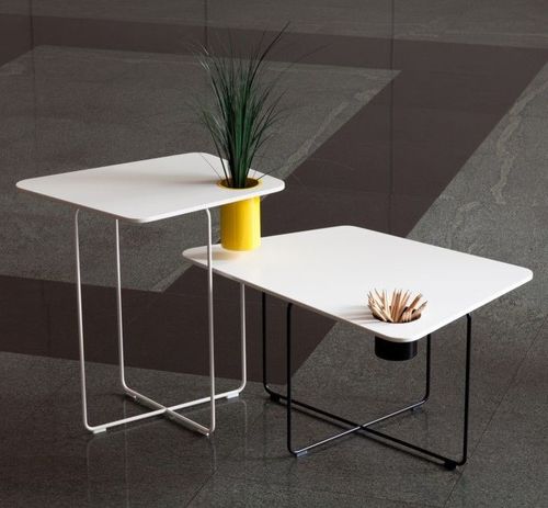 Tavolo d'appoggio contemporaneo - BROTHERS & SISTERS - AMOS DESIGN - in Corian® / con supporto in acciaio laccato / per uso residenziale