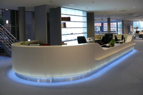 Banco reception a semicerchio - VESSEL - AMOS DESIGN - in Corian®