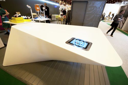 Banco reception in Corian® - 100% STEVE - AMOS DESIGN - luminoso