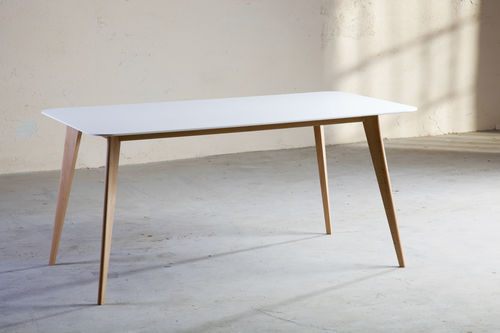 Tavolo contemporaneo - EASY - AMOS DESIGN - in Corian® / con supporto in legno / rettangolare