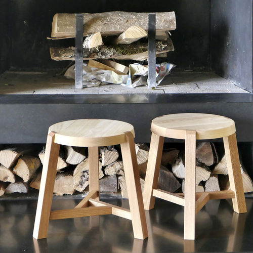 Sgabello contemporaneo - Y - AUERBERG - in rovere / in frassino / con supporto in quercia