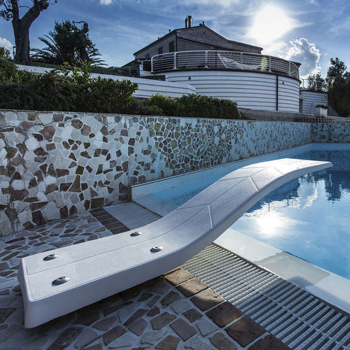 Trampolino per piscina - marche piscine