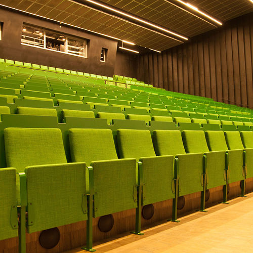 Poltrona per auditorium contemporanea - FORM - Hamari - in tessuto / in pelle / in legno compensato