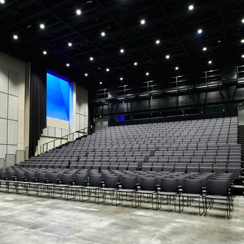 Poltrona per auditorium contemporanea - Hamari - in tessuto / in legno / pieghevole