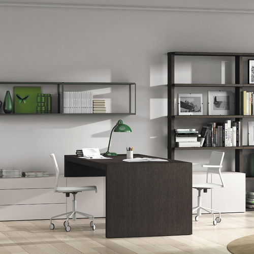 Scrivania contemporanea - Besform - in rovere / con contenitore / con base in pannelli