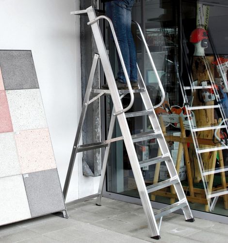 Scala con piattaforma da lavoro - 6046 - Frigerio Carpenterie - pieghevole / da appoggio / in alluminio
