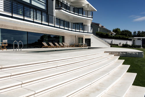Scala dritta - LUGET N°7 CLAIR - TREADS BRUSHED - Luget - con gradini in pietra / da esterno / contemporanea