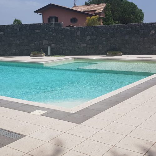Lastricato in calcestruzzo - FIMAS PAVIMENTI IN MONOSTRATO VULCANICO DELL'ETNA - in pietra / per bagnasciuga di piscina / bocciardato