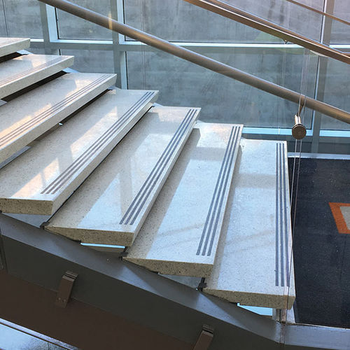Gradino epossidico - Tectura Designs - in terrazzo