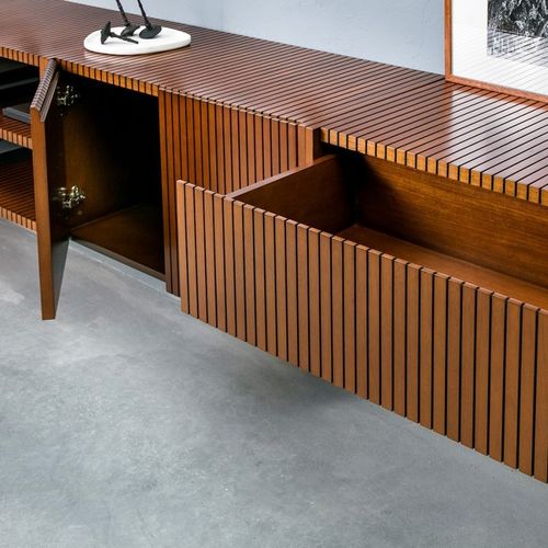 Credenza con piedi alti - SOMA - Estudiobola - contemporanea / in legno / con cassetti