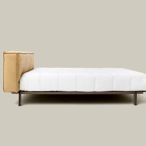 Letto matrimoniale - LESS - Estudiobola - singolo / contemporaneo / con testiera in pelle