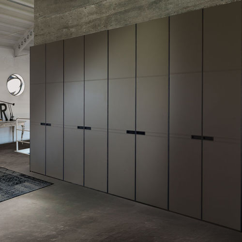 Armadio contemporaneo - SYDNEY - Mobilform - in legno / in pelle / con ante battenti