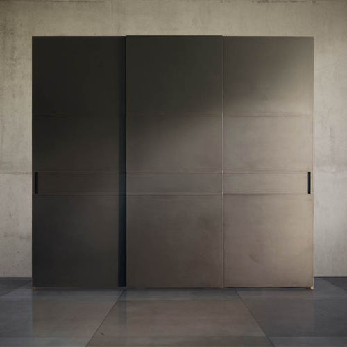 Armadio contemporaneo - COVER - Mobilform - in legno / in pelle / con porta scorrevole