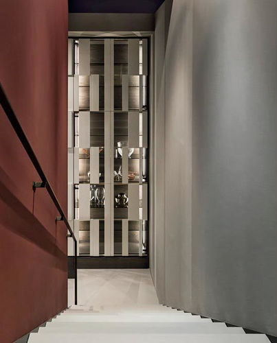 Vetrina contemporanea - HIDE - Shake Design - con piedi / in vetro