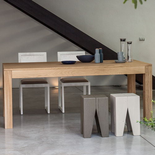 Tavolo contemporaneo - LOKI - Devina Nais - in rovere / rettangolare / allungabile
