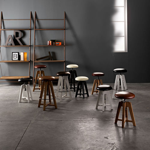 Sgabello contemporaneo - SEATTLE  - Devina Nais - in pelle / con supporto in legno / con supporto in ferro
