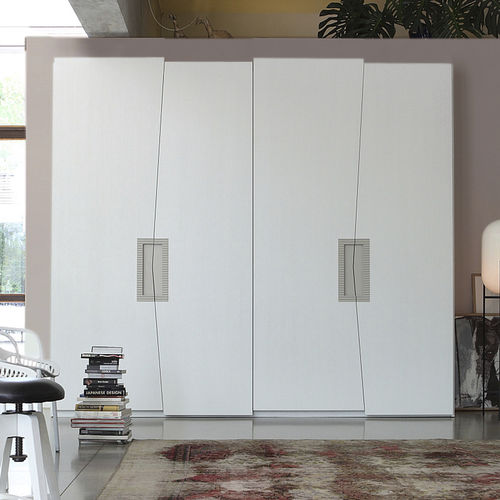 Armadio contemporaneo - ZERO.16 - Devina Nais - in legno laccato / con ante battenti