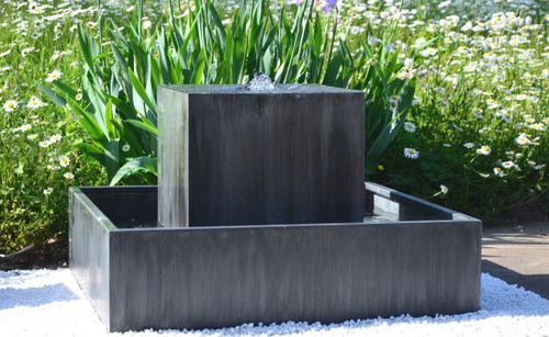 Fontana da giardino - LOTUS - MISTERZINC - in zinco / contemporanea