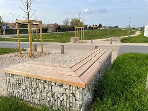 Panca per spazi pubblici contemporanea - ANGLE - ID GABION - L'AGENCE URBAINE - in acciaio galvanizzato / in acciaio / in pino