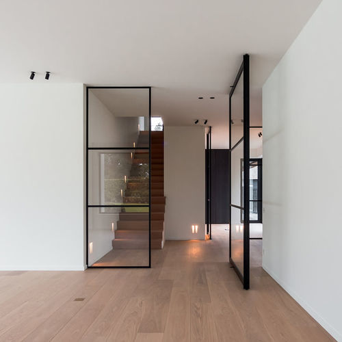 Porta con anta laterale fissa - 5730 - SINGLE + - PortaPivot - da interno / in alluminio anodizzato / a bilico