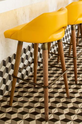Sgabello da bar contemporaneo - PINTXAD - EGG DESIGNS - in pelle / con supporto in legno / imbottito