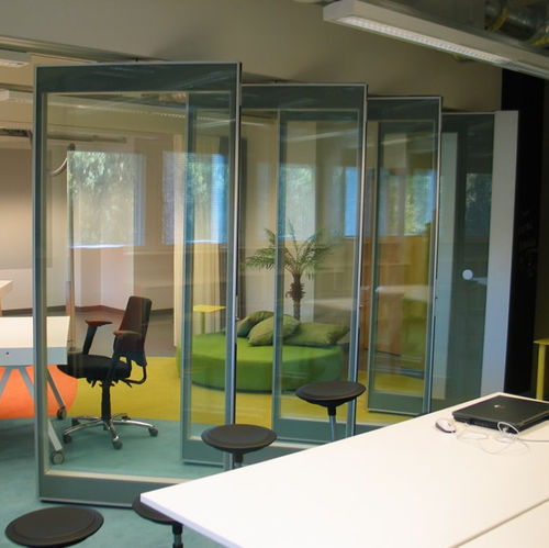 Parete scorrevole - Moving Designs Ltd - retrattile / in vetro / professionale