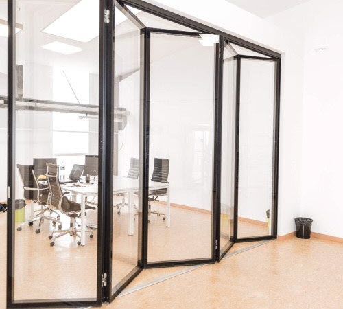 Parete scorrevole - Moving Designs Ltd - pieghevole / in vetro / professionale