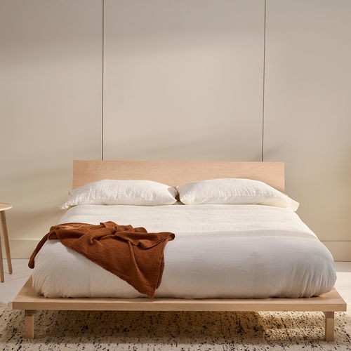 Letto matrimoniale - B101 - KASTELLA - contemporaneo / con testiera / in noce americano
