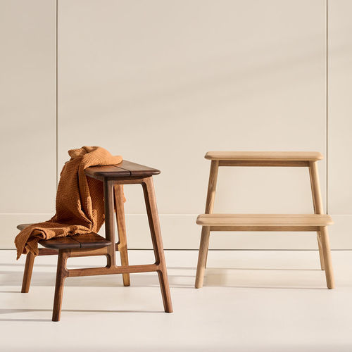 Sgabello contemporaneo - The Offcuts - KASTELLA - in rovere / in noce americano / con supporto in quercia