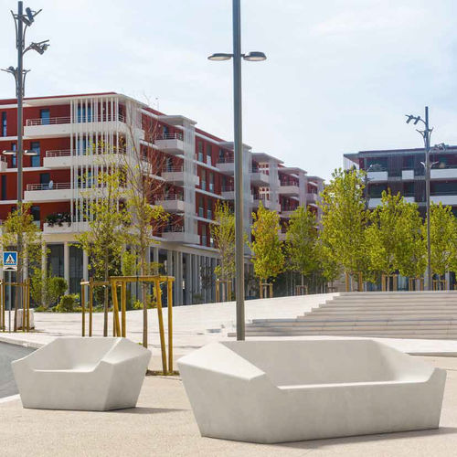 Panca per spazi pubblici contemporanea - CUTTING - PREFAC MYWAY - in calcestruzzo / con schienale / con braccioli