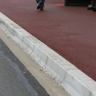 Bordura in calcestruzzo - PREFAC MYWAY - di fermate d'autobus / lineare