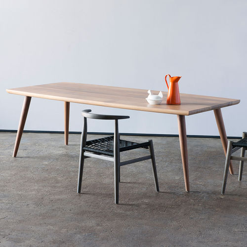 Tavolo da pranzo contemporaneo - NGUNI - VOGEL - in iroko / in legno / con supporto in iroko