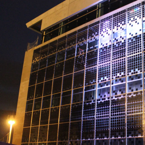 Facciata continua a montanti e traversi - 2ES - in alluminio e vetro / in pannelli fotovoltaici / trasparente