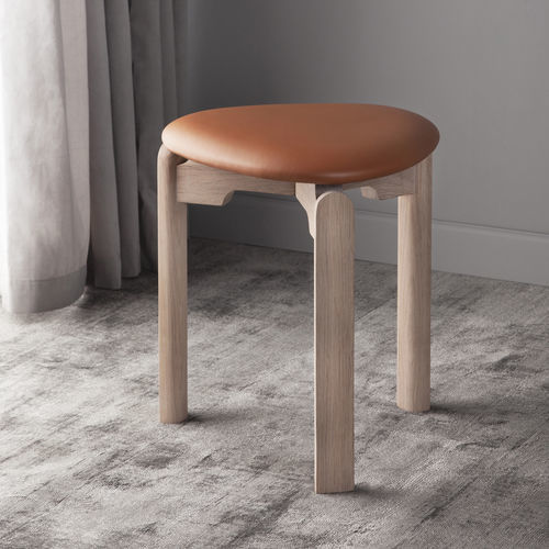 Sgabello contemporaneo - MEET - Kristensen & Kristensen A/S - in pelle / in legno / con supporto in legno